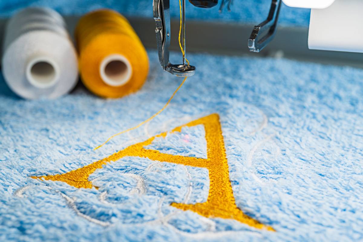 Vêtements personnalisés : le choix de la broderie pour votre image de marque