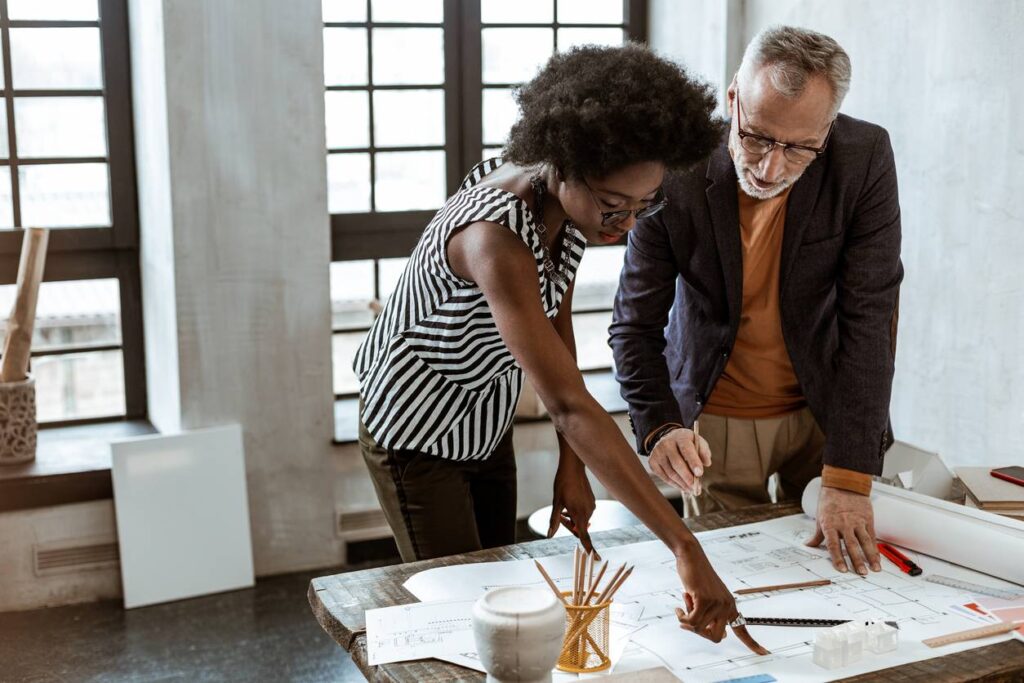 architecte d'intérieur indépendant ou employé