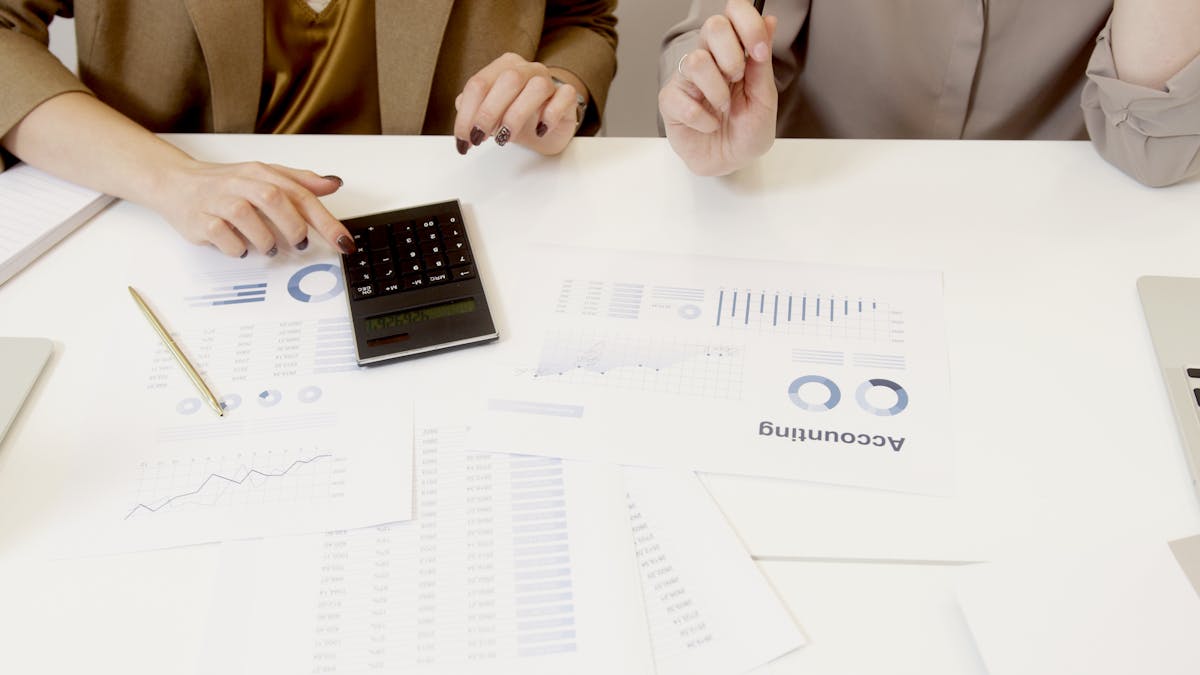 Analyse de la capacité d'autofinancement d'une entreprise avec rapport financier et calculatrice